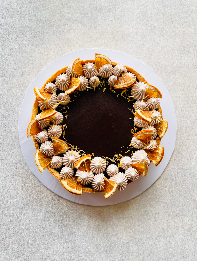 Dark chocolate tart with Whisky Marmalade. The cake has dimensions of 7 inches in diameter and 3 - 4 inches in height . Please also note to keep the cake refrigerated