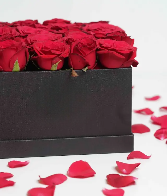 The Crimson Black Box | MEDIUM | 25 Roses
