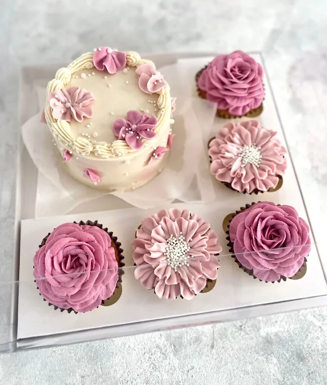 Surprise your loved one with a delightful assortment featuring a bento cake alongside a box of five regular-sized cupcakes. At checkout, specify your preferred flavor profile: Classic Vanilla or Chocolate.