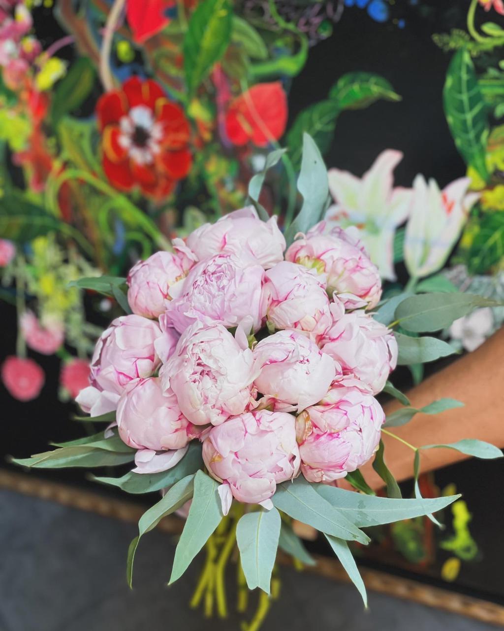 Gift your loved ones a beautiful bunch of peonies: vibrant, lush, and full of elegance. Perfect for any occasion.
