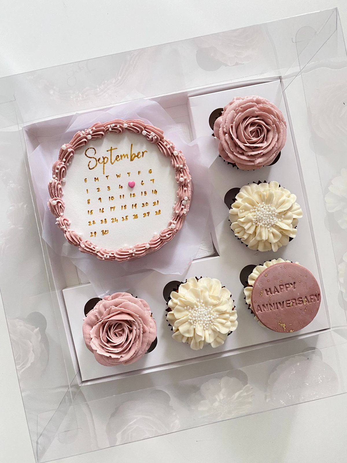 Surprise your loved one with a delightful assortment featuring a calendar-designed bento cake, accompanied by a box of five regular-sized cupcakes. At checkout, choose your preferred flavor: Classic Vanilla or Chocolate