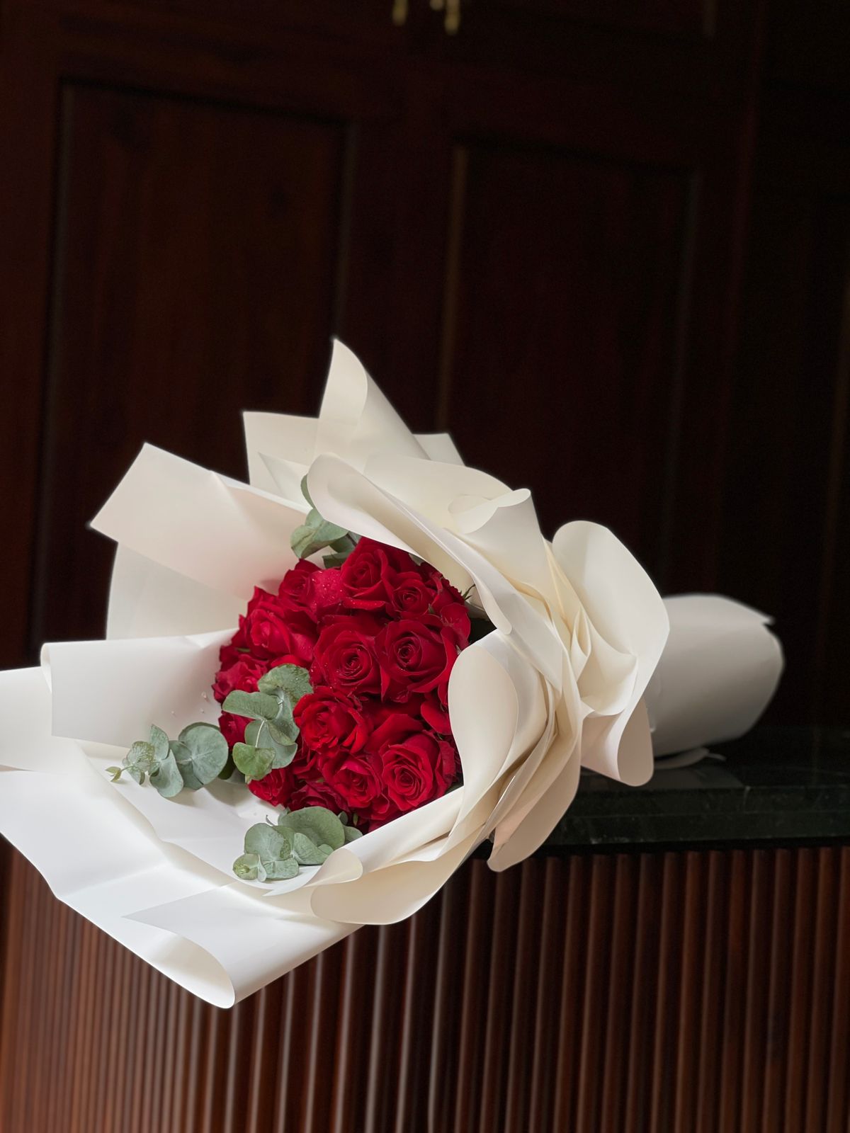 Gift your loved ones a stunning bouquet of 20 red roses, elegantly wrapped in ivory. A timeless gesture of love and affection, beautifully presented to brighten their day