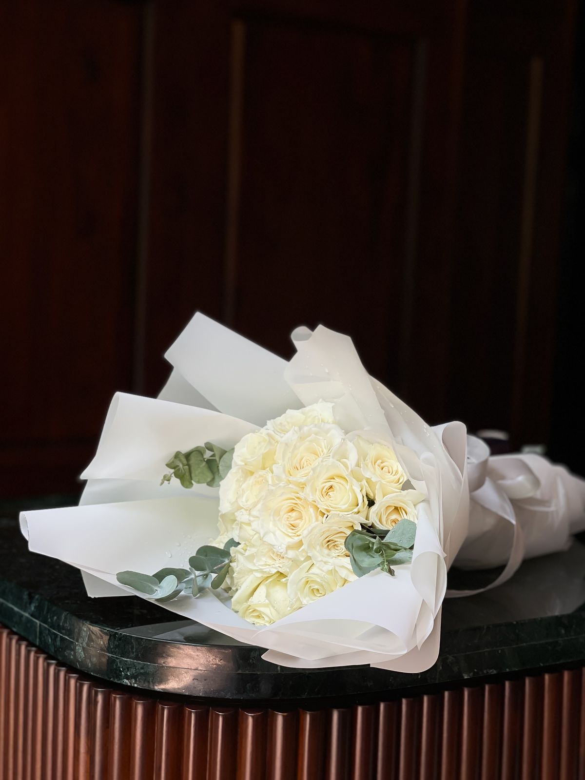 Gift your loved ones a stunning bouquet of 20 white roses, elegantly wrapped in ivory. A timeless gesture of love and affection, beautifully presented to brighten their day