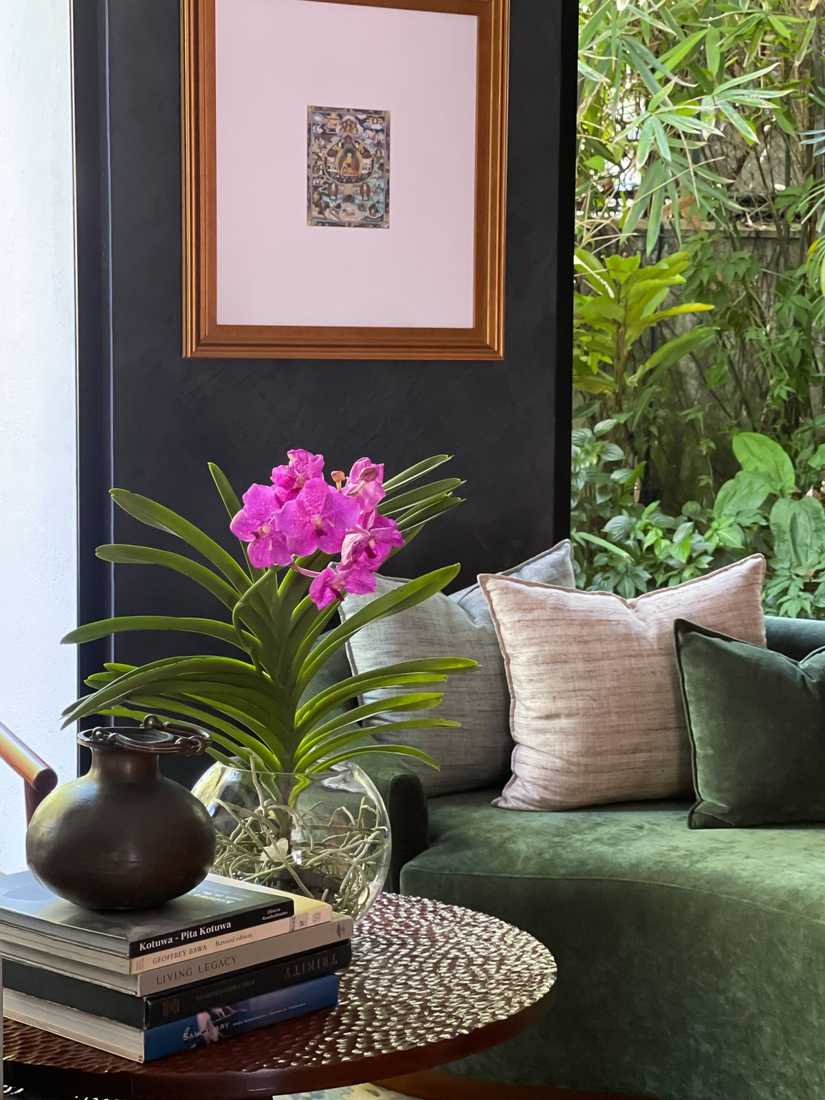 Delight your loved ones with the exquisite beauty of a Vanda orchid, gracefully presented in a small round glass jar. A perfect harmony of nature and elegance, this thoughtful gift is sure to leave a lasting impression