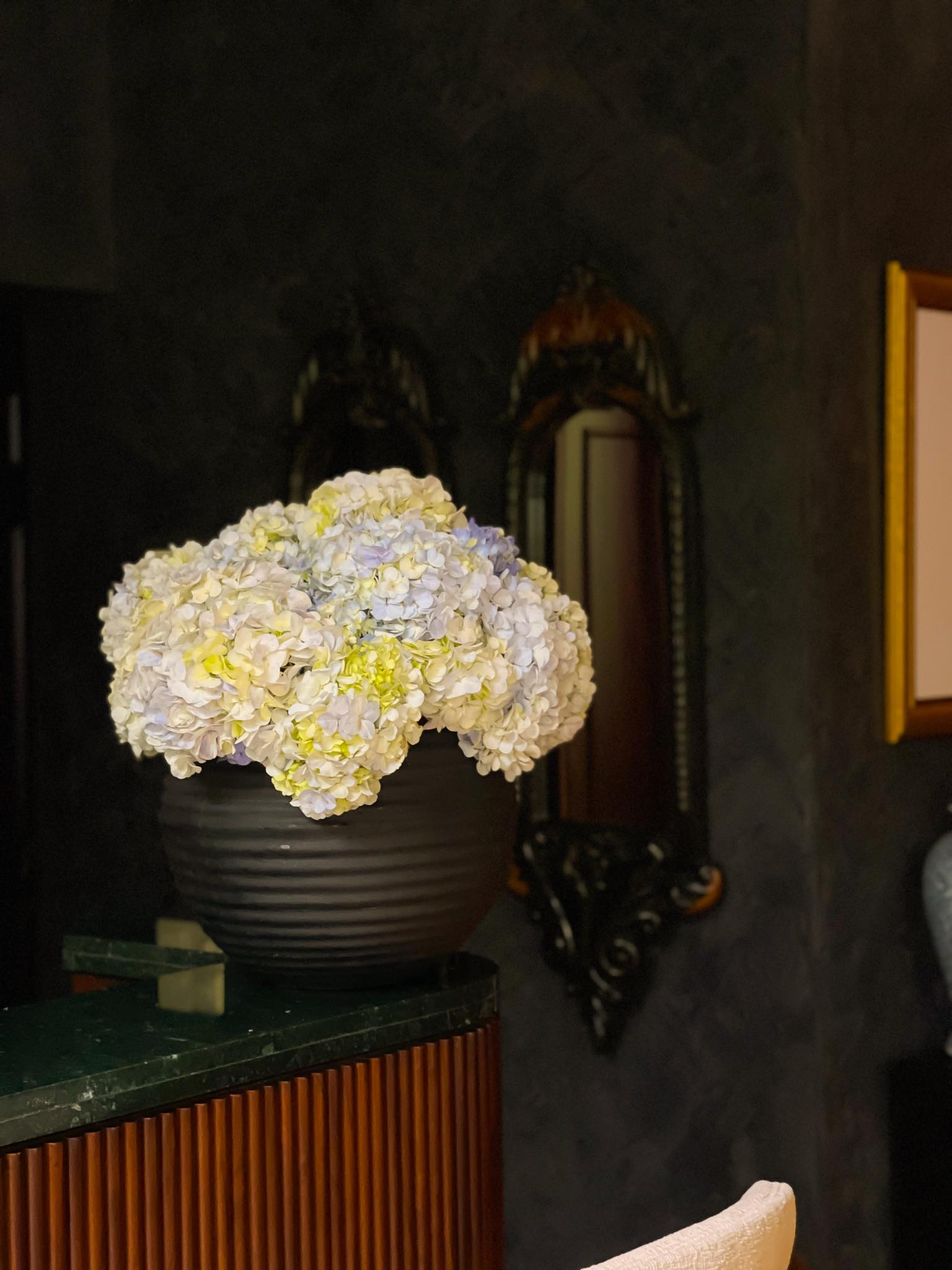 Gift your loved ones a stunning hydrangea arrangement, elegantly displayed in a large black pot, featuring approximately 32 vibrant blooms. A grand and thoughtful gesture that brings the beauty of nature into any space