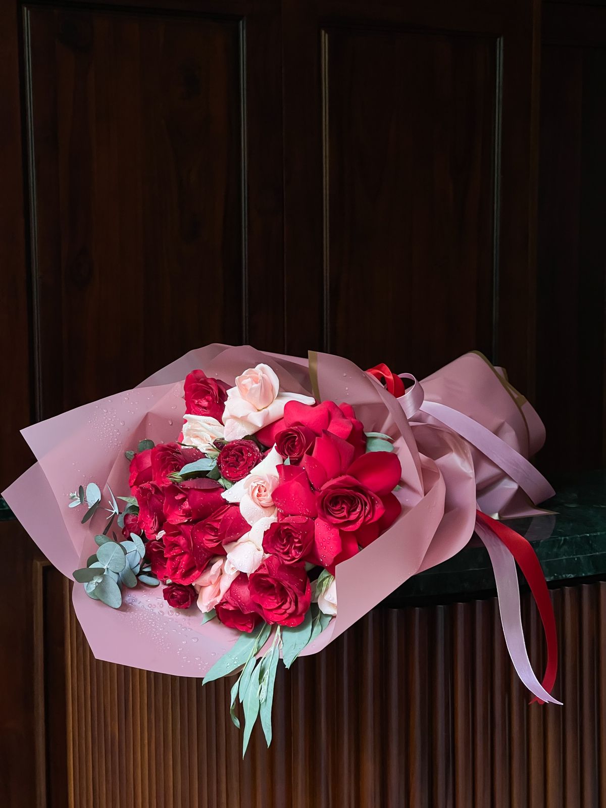 Surprise your loved one with a breathtaking bouquet of 15 exquisite mixed roses, symbolizing love, passion, and admiration. Complemented by the fresh, aromatic touch of long and round eucalyptus, this elegant arrangement exudes romance and charm. Perfect for expressing your deepest emotions, this bouquet is a timeless gesture of love and appreciation.