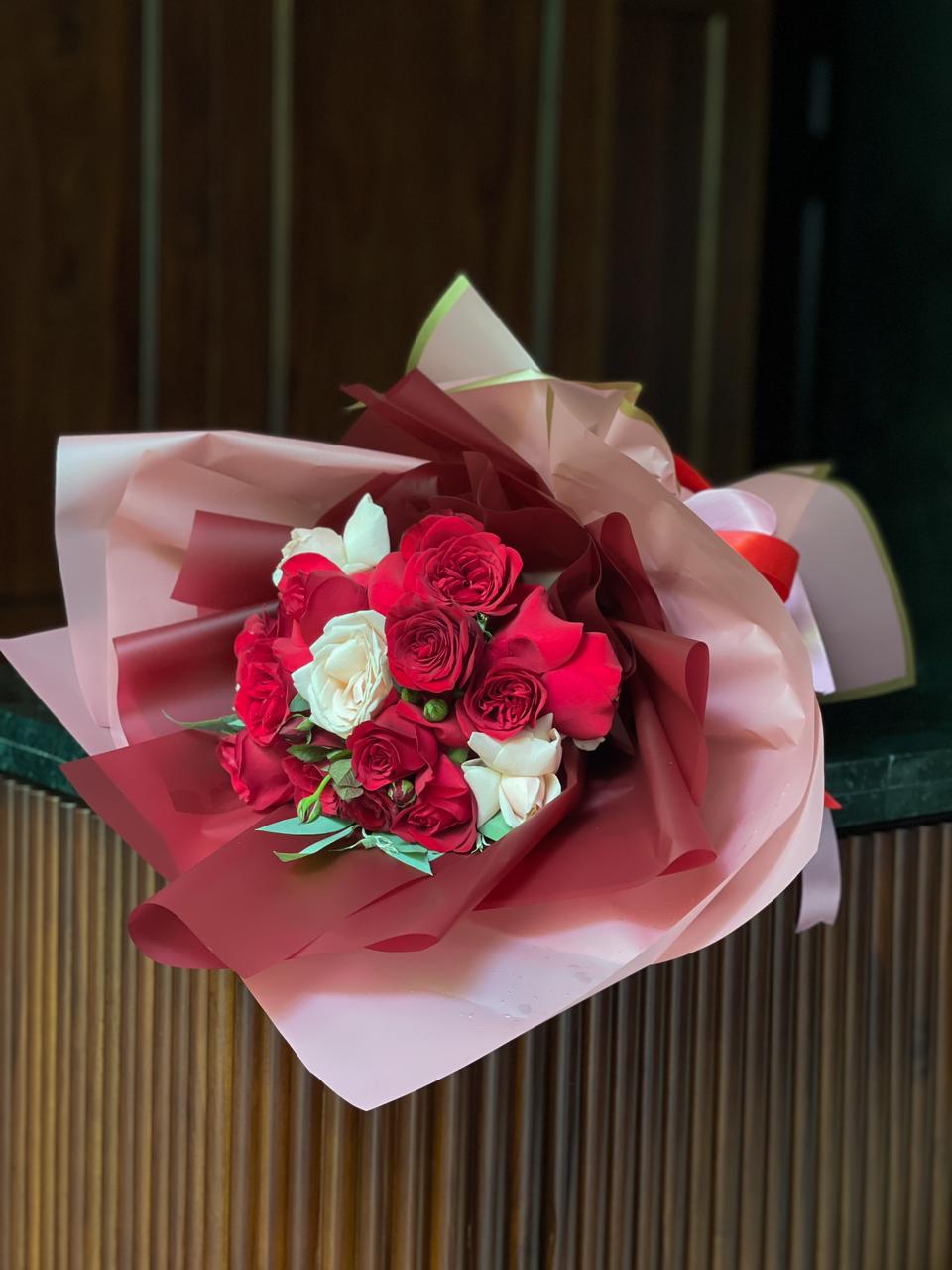 Surprise your loved one with a breathtaking bouquet of 15 exquisite mixed roses, symbolizing love, passion, and admiration. Complemented by the fresh, aromatic touch of long and round eucalyptus, this elegant arrangement exudes romance and charm. Perfect for expressing your deepest emotions, this bouquet is a timeless gesture of love and appreciation.