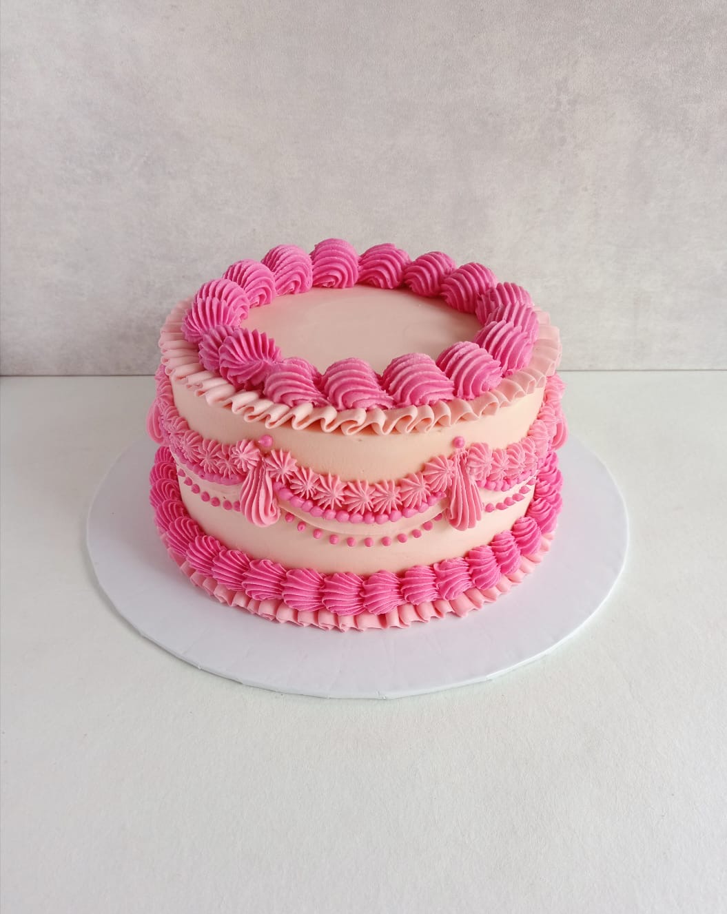 Vintage design hot pink color cake 1kg