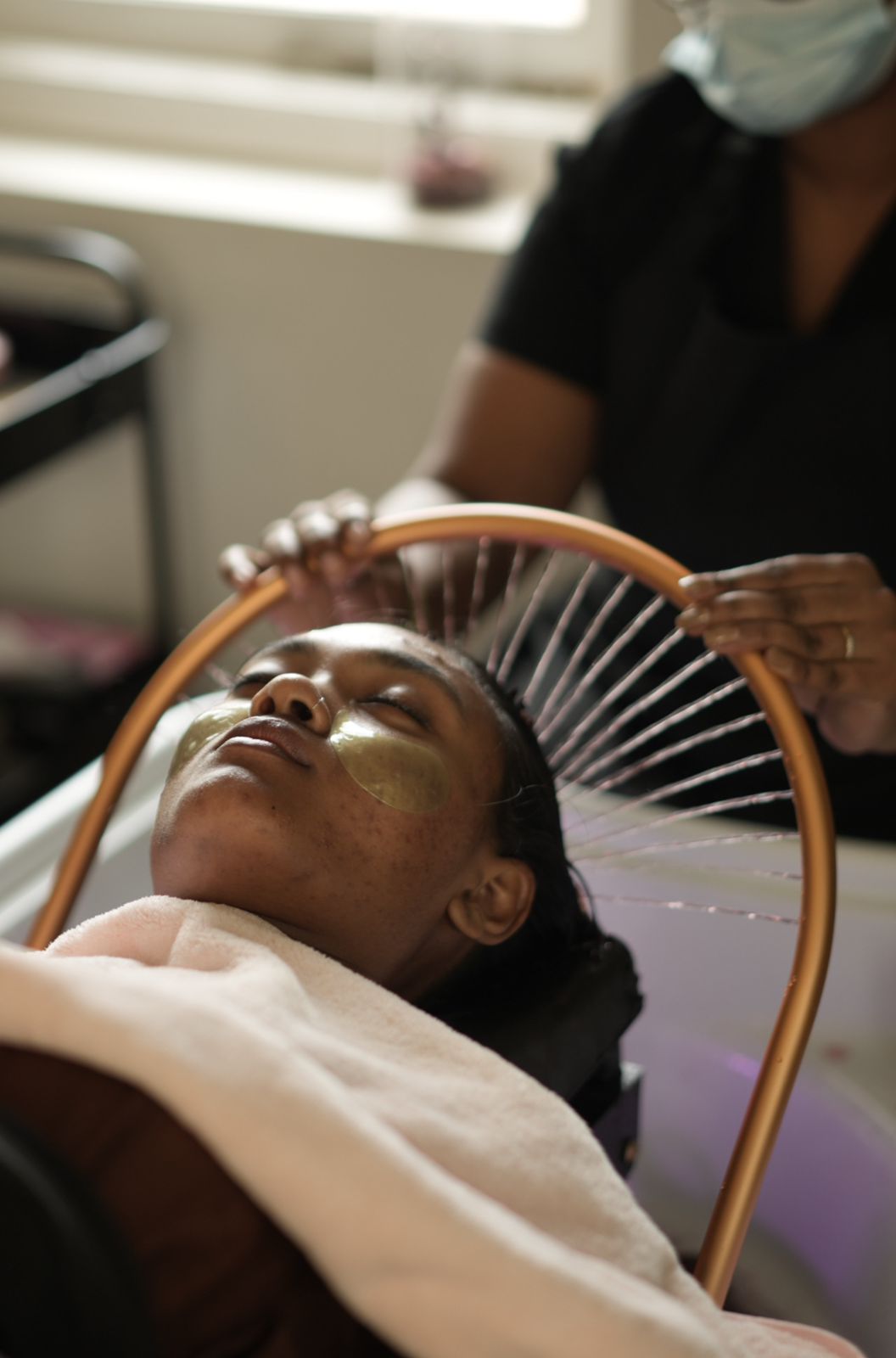 Enjoy a luxurious, 75 minute experience designed to nourish your hair and promote deep relaxation This treatment blends Japanese hair spa techniques with Sri Lankan herbal traditions, using a unique combination of dried flowers (old nelum, marigold, hibiscus) and natural ingredients like neem powder and honey to deeply cleanse and strengthen your hair.